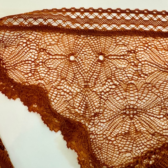 Victoria's Secret VERY SEXY LACE THONG - Picture 2 of 4